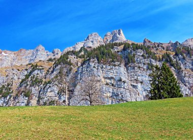 Obertoggenburg bölgesi ile Walensee Gölü arasındaki Churfirsten dağlarında Selun ve Fruemsel veya Frumsel tepeleri, İsviçre 'nin St. Gallen Kantonu.