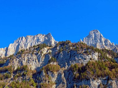 Obertoggenburg bölgesi ile Walensee Gölü arasındaki Churfirsten sıradağlarında bulunan Brisi ve Zuestoll tepeleri (Kanton St. Gallen, Schweiz)