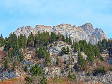 Obertoggenburg bölgesi ile Walenstadtberg Gölü arasındaki Churfirsten Dağı sırasındaki Brisi tepesi (Kanton St. Gallen, İsviçre) kantonu.)