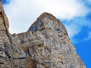 Obertoggenburg bölgesi ile Walenstadtberg Gölü arasındaki Churfirsten Dağları 'ndaki Zuestoll Dağı' nın zirvesi (Kanton St. Gallen, Schweiz)