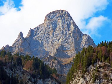 Obertoggenburg bölgesi ile Walenstadtberg Gölü arasındaki Churfirsten Dağları 'ndaki Zuestoll Dağı' nın zirvesi (Kanton St. Gallen, Schweiz)