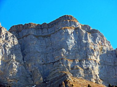 Obertoggenburg bölgesi ile Walenstadtberg Gölü arasındaki Churfirsten sıradağlarındaki Schibenstoll tepesi - İsviçre 'nin St. Gallen kantonu (Kanton St. Gallen, Schweiz)