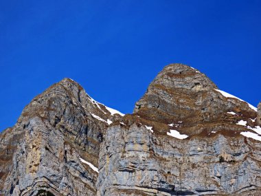 Obertoggenburg Bölgesi ile Walenstadtberg Gölü arasındaki Churfirsten Dağları 'ndaki Scharen veya Schaeren tepesi, İsviçre' nin St. Gallen Kantonu (Schweiz)