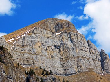 Obertoggenburg Bölgesi ile Walenstadtberg Gölü arasındaki Churfirsten Dağları 'ndaki Hinderrugg Tepesi, İsviçre' nin St. Gallen Kantonu (Kanton St. Gallen, Schweiz)