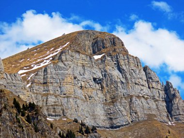 Obertoggenburg Bölgesi ile Walenstadtberg Gölü arasındaki Churfirsten Dağları 'ndaki Hinderrugg Tepesi, İsviçre' nin St. Gallen Kantonu (Kanton St. Gallen, Schweiz)