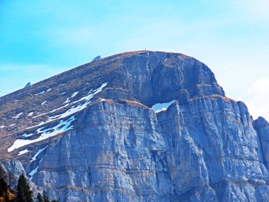 Obertoggenburg Bölgesi ile Walenstadtberg Gölü arasındaki Churfirsten Dağları 'ndaki Hinderrugg Tepesi, İsviçre' nin St. Gallen Kantonu (Kanton St. Gallen, Schweiz)