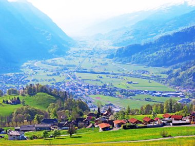 Walensee Gölü ve Walenstadtberg arasındaki Seeztal nehri boyunca uzanan geniş bir Subalpine Vadisi - İsviçre 'nin St. Gallen Kantonu (Kanton St. Gallen, Schweiz)