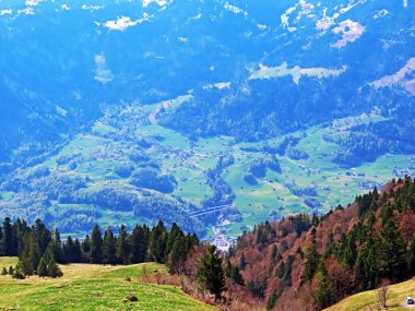 Walensee Gölü ve Walenstadtberg arasındaki Seeztal nehri boyunca uzanan geniş bir Subalpine Vadisi - İsviçre 'nin St. Gallen Kantonu (Kanton St. Gallen, Schweiz)