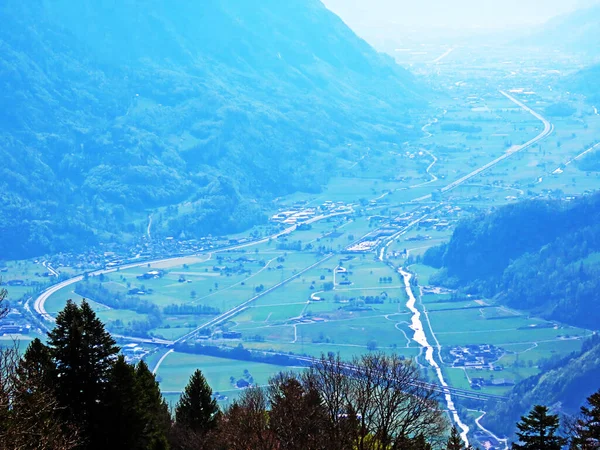 瑞士圣加仑州瓦伦施塔特堡 施韦兹 圣加仑 康顿圣加仑 沿着瓦伦塞湖与莱茵塔尔谷之间的塞伊士河的宽阔的亚高山谷地塞萨尔河 — 图库照片