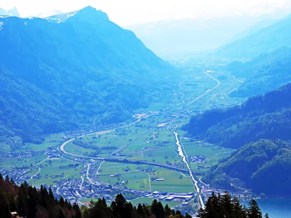 瑞士圣加仑州瓦伦施塔特堡 施韦兹 圣加仑 康顿圣加仑 沿着瓦伦塞湖与莱茵塔尔谷之间的塞伊士河的宽阔的亚高山谷地塞萨尔河 — 图库照片