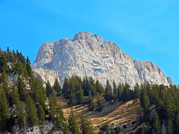チュルダーン山脈の岩や石 そしてワレンゼー湖の上のアルパイン山脈 ワレンシュタットベルク カントン セント ガレン スイス カントン セント ガレン — ストック写真