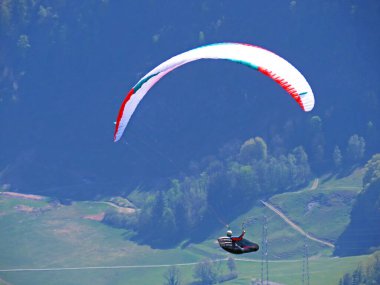 Gökyüzünde paragliderler Churfirsten dağlarının tepesinde ve Seeztal subalpine vadisi, Walenstadtberg - St. Gallen, İsviçre (Kanton St. Gallen, Schweiz)
