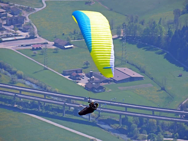 Gökyüzünde Paragliderler Churfirsten Dağlarının Tepesinde Seeztal Subalpine Vadisi Walenstadtberg Gallen — Stok fotoğraf