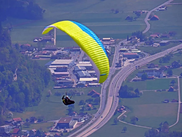 Gökyüzünde Paragliderler Churfirsten Dağlarının Tepesinde Seeztal Subalpine Vadisi Walenstadtberg Gallen — Stok fotoğraf