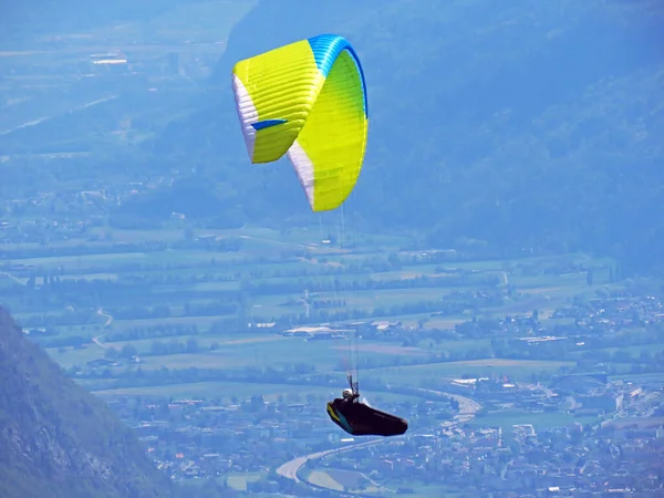 Gökyüzünde Paragliderler Churfirsten Dağlarının Tepesinde Seeztal Subalpine Vadisi Walenstadtberg Gallen — Stok fotoğraf