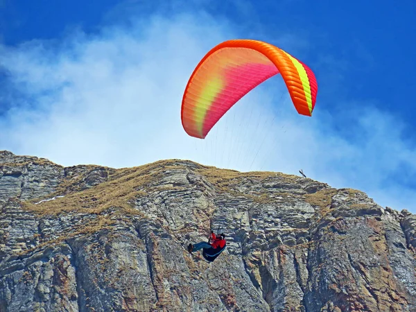 Gökyüzünde Paragliderler Churfirsten Dağlarının Tepesinde Seeztal Subalpine Vadisi Walenstadtberg Gallen — Stok fotoğraf