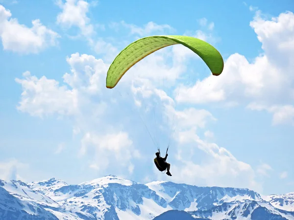 Gökyüzünde Paragliderler Churfirsten Dağlarının Tepesinde Seeztal Subalpine Vadisi Walenstadtberg Gallen — Stok fotoğraf