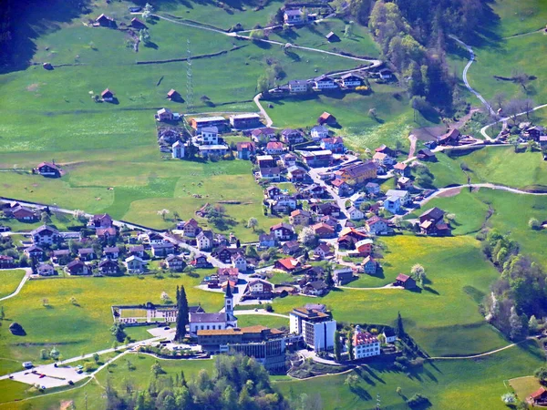Čtvrtletní Osada Nad Břehy Jezera Walensee Pod Svahy Glarus Alp — Stock fotografie