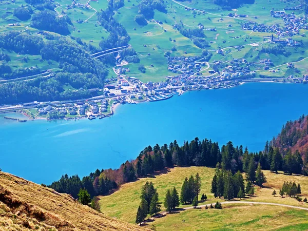 Los Asentamientos Unterzen Quarten Sobre Las Orillas Del Lago Walensee —  Fotos de Stock