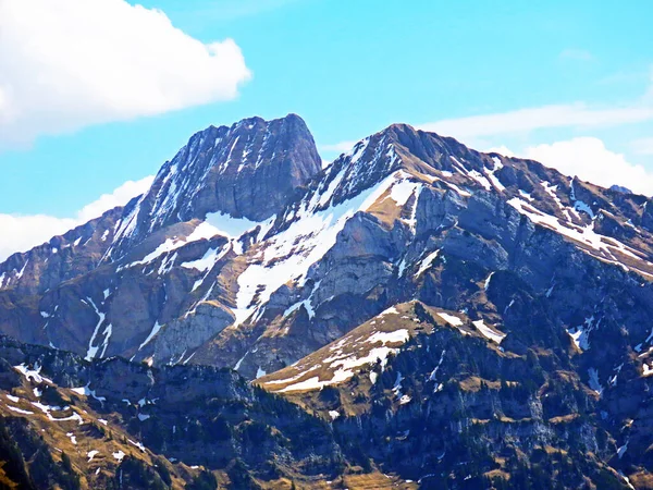 位于瑞士圣加仑州瓦伦施塔特堡 Kanton Gallen Schweiz Rheinthal和Seeztal山谷之间的Alvier群山山脉的高山Gamsberg和Sichelchamm — 图库照片