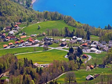 Walensee Gölü 'nün eteklerinde ve Walensee Gölü' nün yukarısında yer alan Walenstadtberg Subalpine yerleşimi (Kanton St. Gallen, Schweiz)