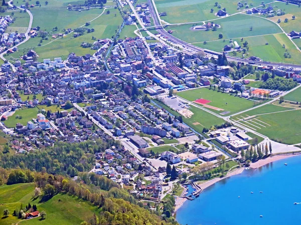 Stad Walenstadt Aan Rand Van Het Uitgestrekte Subalpiene Seeztal Langs — Stockfoto