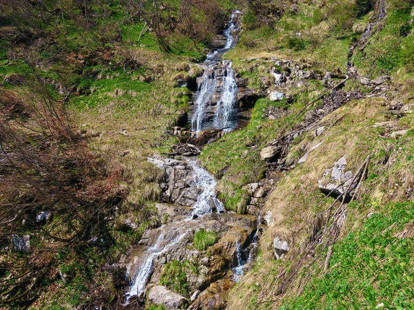 Cachoeiras Nos Riachos Alpinos Sazonais Sob Cordilheira Churfirsten Sobre Lago — Fotografia de Stock