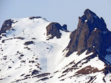 Alp karlı zirveleri, Glarus Alpleri sıradağları, Oberterzen - İsviçre 'nin St. Gallen Kantonu' ndaki Flumserberg Kayak Merkezi ile en az ve Schsmoor (Saechsmoor veya Sachsmoor) tepelerindedir (Schweiz)