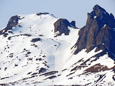 Alp karlı zirveleri, Glarus Alpleri sıradağları, Oberterzen - İsviçre 'nin St. Gallen Kantonu' ndaki Flumserberg Kayak Merkezi ile en az ve Schsmoor (Saechsmoor veya Sachsmoor) tepelerindedir (Schweiz)