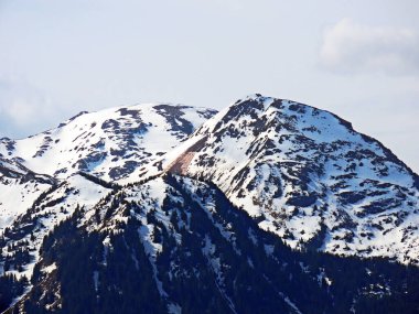 Alp karlı zirveleri Glarus Alpleri dağ sırasındaki Gökkuşağı ve Munzchopf, Oberterzen - St. Gallen Kantonu, İsviçre (Kanton St. Gallen, Schweiz)