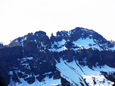 Glarus Alpleri dağ sırasındaki Alp karlı Hochfinsler tepesi, Flums - St. Gallen Kantonu, İsviçre (Kanton St. Gallen, Schweiz)