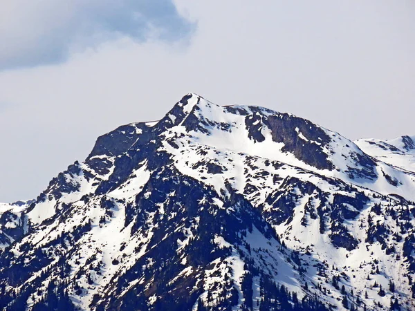 瑞士圣加仑Murg州Glarus阿尔卑斯山山脉的高山雪峰Silberspitz和Hochmaettli或Hochmattli Kanton Gallen Schweiz — 图库照片