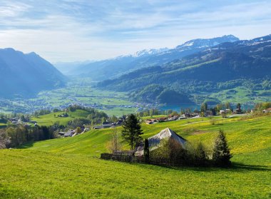 Walensee Gölü ve Walenstadtberg arasındaki Seeztal nehri boyunca uzanan geniş bir Subalpine Vadisi - İsviçre 'nin St. Gallen Kantonu (Kanton St. Gallen, Schweiz)