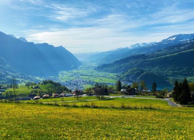 Walensee Gölü ve Walenstadtberg arasındaki Seeztal nehri boyunca uzanan geniş bir Subalpine Vadisi - İsviçre 'nin St. Gallen Kantonu (Kanton St. Gallen, Schweiz)