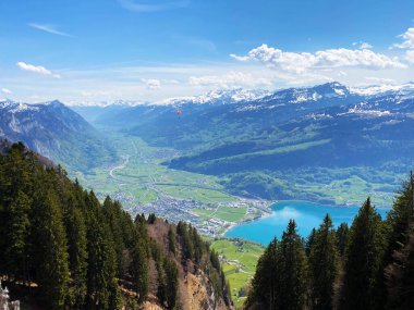 Walensee Gölü ve Walenstadtberg arasındaki Seeztal nehri boyunca uzanan geniş bir Subalpine Vadisi - İsviçre 'nin St. Gallen Kantonu (Kanton St. Gallen, Schweiz)
