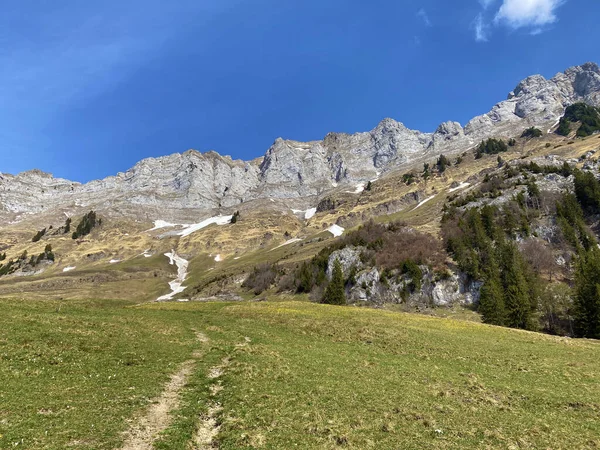 Trails for walking, hiking, sports and recreation on the slopes of the Churfirsten mountain range and over lake Walensee, Walenstadtberg - Canton of St. Gallen, Switzerland (Schweiz)