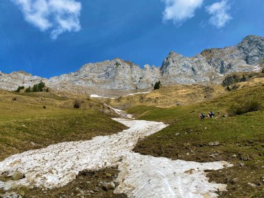 Bahar mevsiminin başlarında, Seeztal subalpine vadisinde kar ve kışın son kalıntılarıyla Walenstadtberg - St. Gallen Kantonu, İsviçre (Kanton St. Gallen, Schweiz)