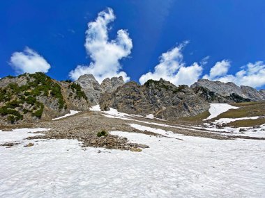 Bahar mevsiminin başlarında, Seeztal subalpine vadisinde kar ve kışın son kalıntılarıyla Walenstadtberg - St. Gallen Kantonu, İsviçre (Kanton St. Gallen, Schweiz)