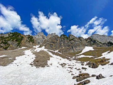 Bahar mevsiminin başlarında, Seeztal subalpine vadisinde kar ve kışın son kalıntılarıyla Walenstadtberg - St. Gallen Kantonu, İsviçre (Kanton St. Gallen, Schweiz)