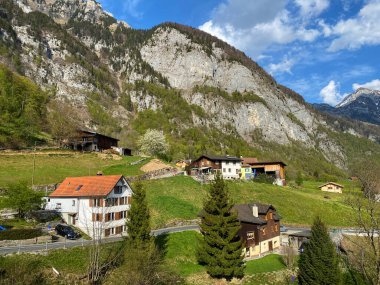 Walensee Gölü 'nün eteklerinde ve Walensee Gölü' nün yukarısında yer alan Walenstadtberg Subalpine yerleşimi (Kanton St. Gallen, Schweiz)