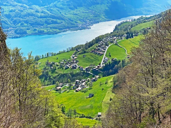 Subalpejska Osada Walenstadtberg Podnóża Pasma Górskiego Churfirsten Nad Jeziorem Walensee — Zdjęcie stockowe