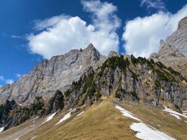 Obertoggenburg bölgesi ile Walensee Gölü arasındaki Churfirsten sıradağlarında bulunan Brisi ve Zuestoll tepeleri (Kanton St. Gallen, Schweiz)