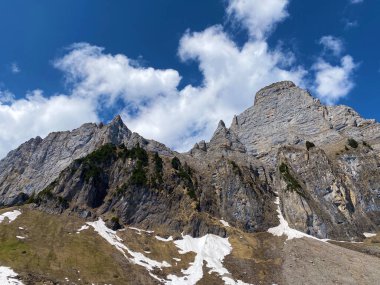 Obertoggenburg bölgesi ile Walensee Gölü arasındaki Churfirsten sıradağlarında bulunan Brisi ve Zuestoll tepeleri (Kanton St. Gallen, Schweiz)