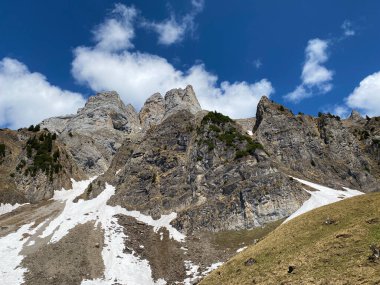 Obertoggenburg Bölgesi ile Walenstadtberg Gölü arasındaki Churfirsten Dağları 'ndaki Fruemsel veya Frumsel tepesi - İsviçre' nin St. Gallen Kantonu (Schweiz)