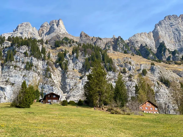 位于瑞士圣加仑州Obertoggenburg地区和Walensee湖之间的Churfirsten山脉的阿尔卑斯山峰Fruemsel或Frumsel和Brisi Schweiz — 图库照片