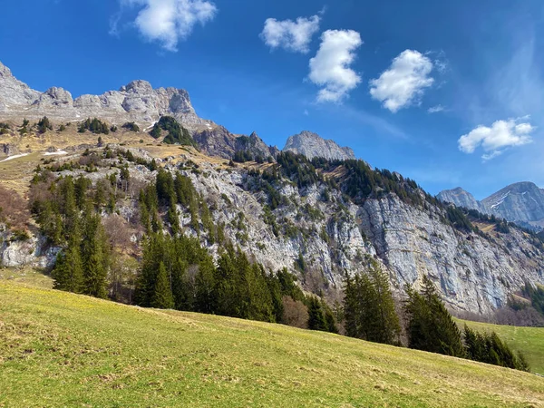 Αλπικές Κορυφές Fruemsel Schibenstoll Και Hinterrugg Hinderrugg Στην Οροσειρά Churfirsten — Φωτογραφία Αρχείου