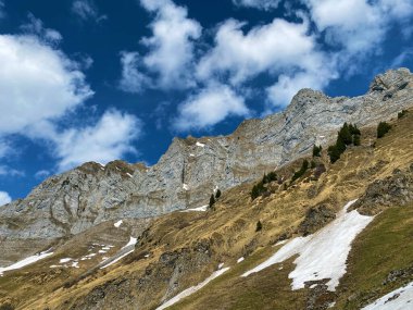 Obertoggenburg bölgesi ile Walensee Gölü, Walenstadtberg - İsviçre 'nin St. Gallen Kantonu (Schweiz) arasındaki Churfirsten sıradağlarındaki Wart, Selun ve Fruemsel tepeleri.)