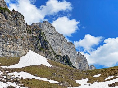 Obertoggenburg bölgesi ile Walensee Gölü arasındaki Churfirsten Dağları 'ndaki Schibenstoll tepesi - İsviçre' nin St. Gallen Kantonu (Kanton St. Gallen, Schweiz)