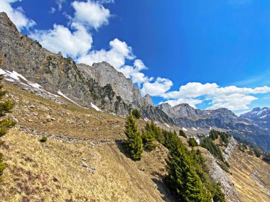 Obertoggenburg bölgesi ile Walensee Gölü arasındaki Churfirsten sıradağları (Kanton St. Gallen, Schweiz))