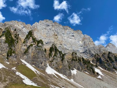 Obertoggenburg bölgesi ile Walenstadtberg Gölü arasındaki Churfirsten Dağı sırasındaki Brisi tepesi (Kanton St. Gallen, İsviçre) kantonu.)